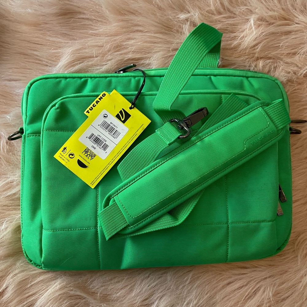 NWT Tucano 11" Ultrabook iPad
MacBook Air 11" with strap carrier